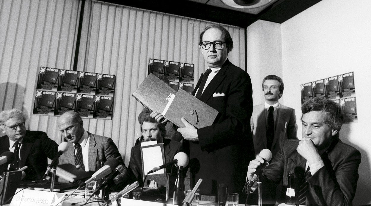 El timador Konrad Kujau (en la apertura) y el periodista Gerd Heidemann con los supuestos diarios de Hitler. Ambos fueron condenados. Tras la cárcel, Kujau gozó de popularidad, hizo una película y grabó con una banda de rock.