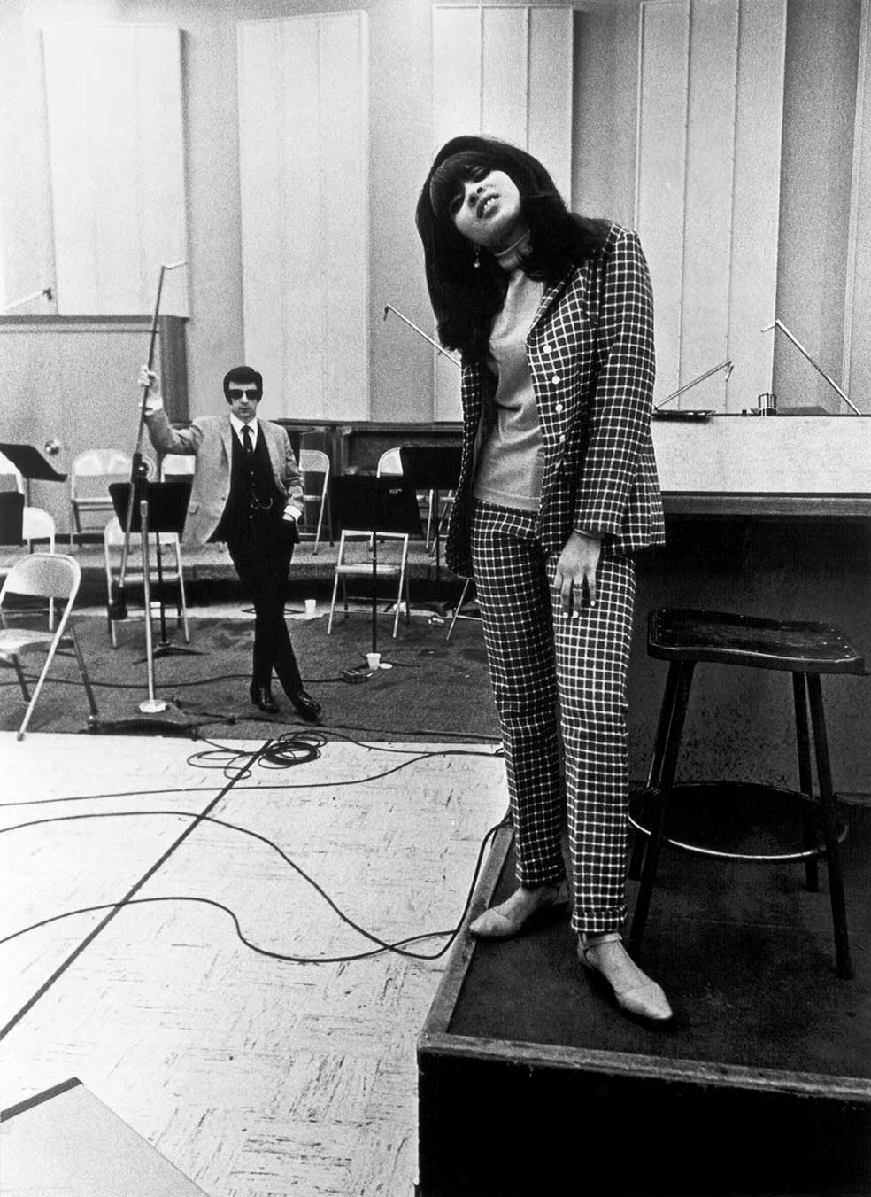 Veronica Bennett (o Ronnie Spector), líder de Las Ronnettes, trío vocal que Spector apadrinó, fue su segunda esposa. Cuando se iba de gira, él la obligaba a dejar el auricular sobre la cama para escuchar su respiración toda la noche. También le compró un deportivo y un muñeco réplica de sí mismo para que viajara a su lado en el asiento delantero.