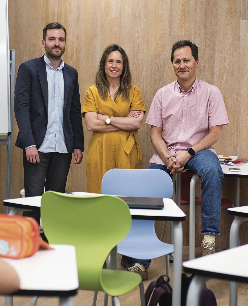Los psiquiatras infantiles Javier Camacho y Jorge Vidal y la psicóloga infantil Lorena Freire se reúnen cada semana para comentar los casos de los 10 colegios y 3 institutos que atienden en la Comunidad de Madrid.
