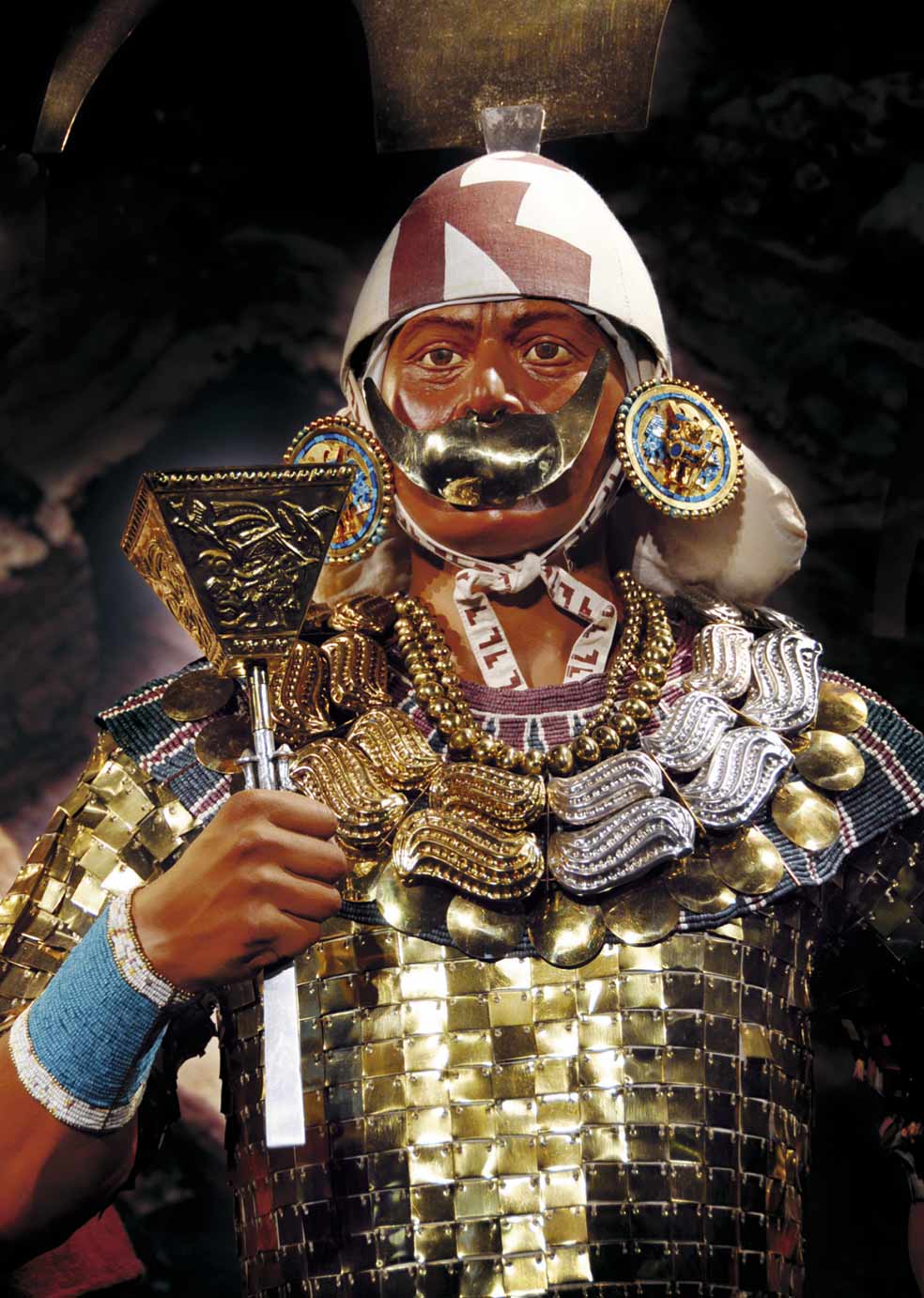 Los exámenes de ADN han permitido definir el color de su piel, cabello, ojos y otros rasgos de la fisonomía del señor de Sipán. Era considerado un semidiós, mitad humano y mitad divino. Nadie podía mirarle a los ojos, en los rituales vestía un traje de placas de oro y encarnaba la entidad de Ai-Apaec, el dios decapitador, la máxima deidad del panteón moche.