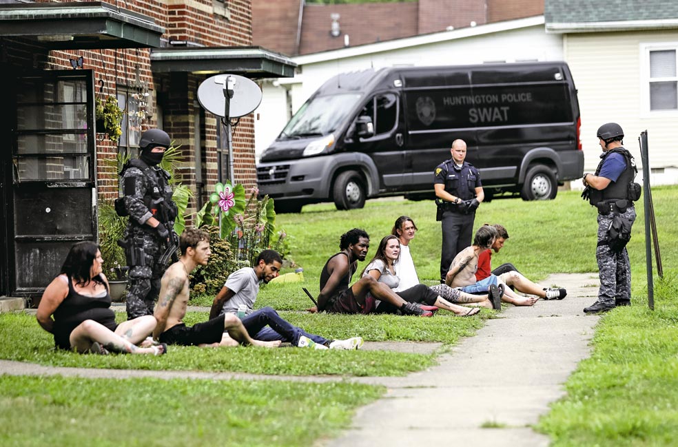 Redada en Huntington, Virgina. Los consumidores de heroína ignoran muchas veces que la droga que toman está cortada con fentanilo.