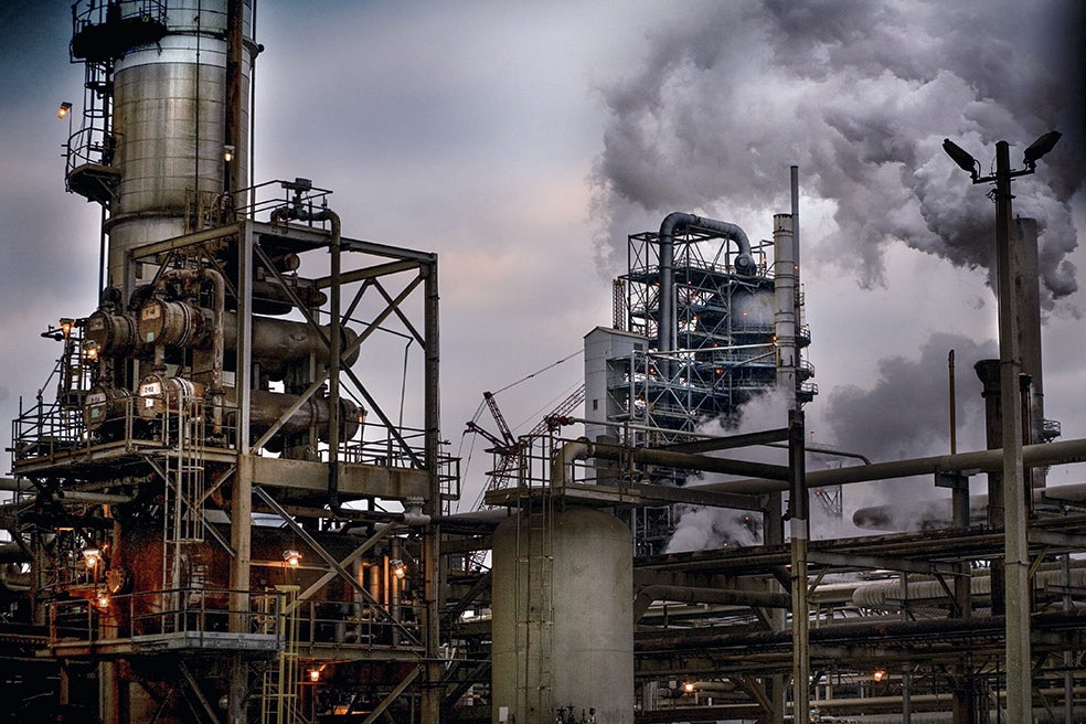Refinería de Baytown, Texas. En 2017, Exxon fue multada con 300 millones de dólares por las emisiones contaminantes de plantas como esta.