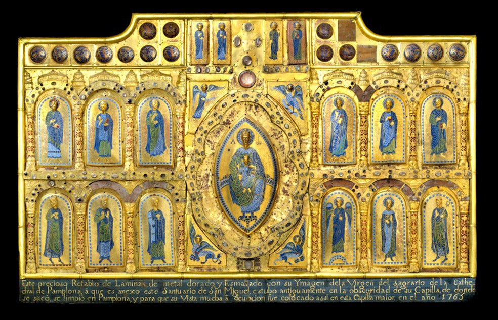 El retablo del santuario de San Miguel de Aralar, del siglo XII, es la joya de la orfebrería románica española y una de las cimas del arte medieval. Presidido por la Virgen con el Niño, el retablo fue robado en 1979 por el traficante de arte Eric el Belga. Las piezas empezaron a recuperarse en 1981 en varios lugares de Europa, aunque dos medallones aún no se han encontrado. El conjunto volvió a Aralar en 1991.