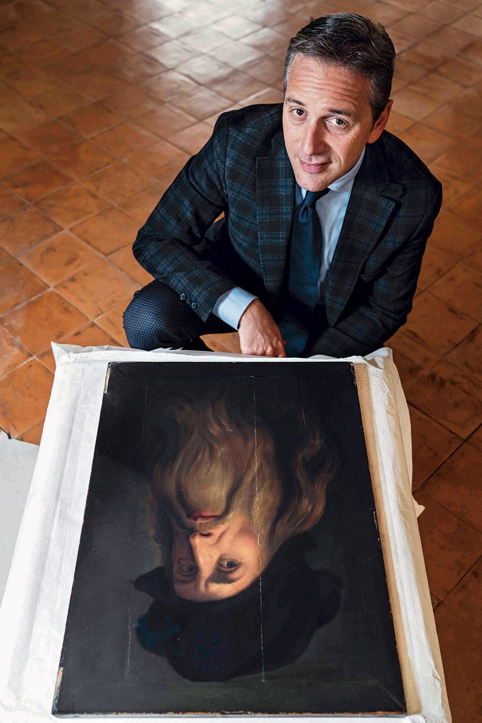 El panel es de madera de álamo, muy empleada en el siglo XV en Italia. Las pruebas de carbono 14 permiten fecharla entre 1475 y 1515. El escrito «Pinxit mea» es fundamental para la atribución de la pieza. Su caligrafía es compatible con la del Códice Atlántico, de Leonardo. En la foto, Nicola Barbatelli, director científico del Museo delle Antiche Genti di Lucania.