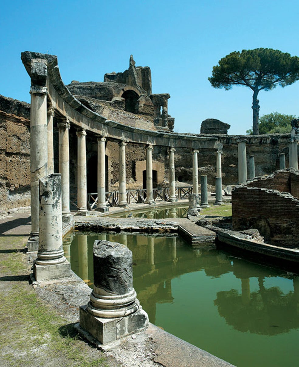 Villa Adriana, en Tívoli, residencia del emperador durante los últimos años de su vida. Albergaba, además del palacio imperial, imponentes murallas, estanques, teatro, biblioteca, termas...