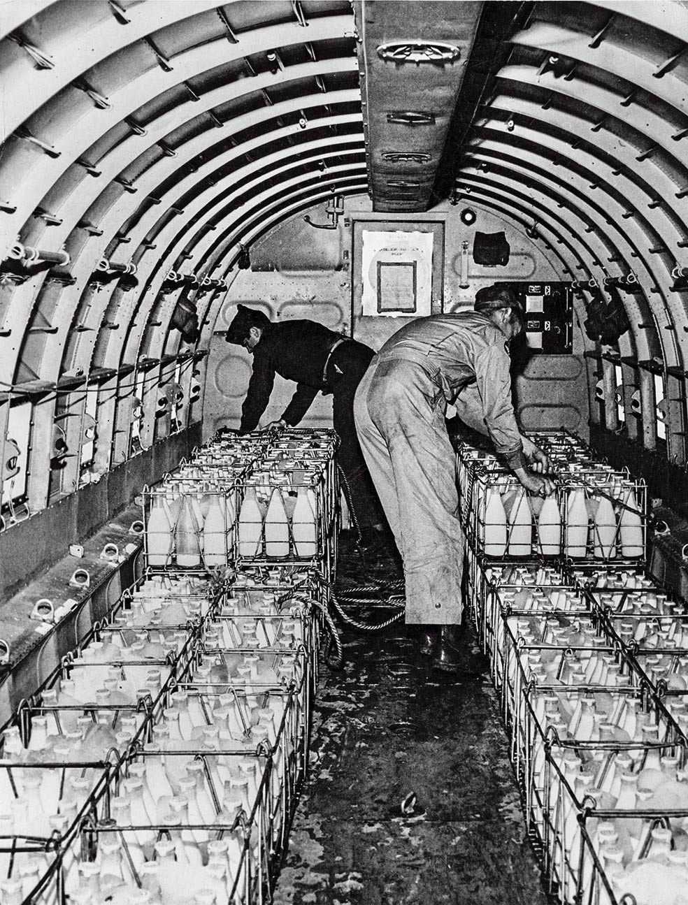 Un avión Douglas C-47 cargado de leche en agosto de 1948. Hubo 200.000 vuelos de ayuda a Berlín Occidental.