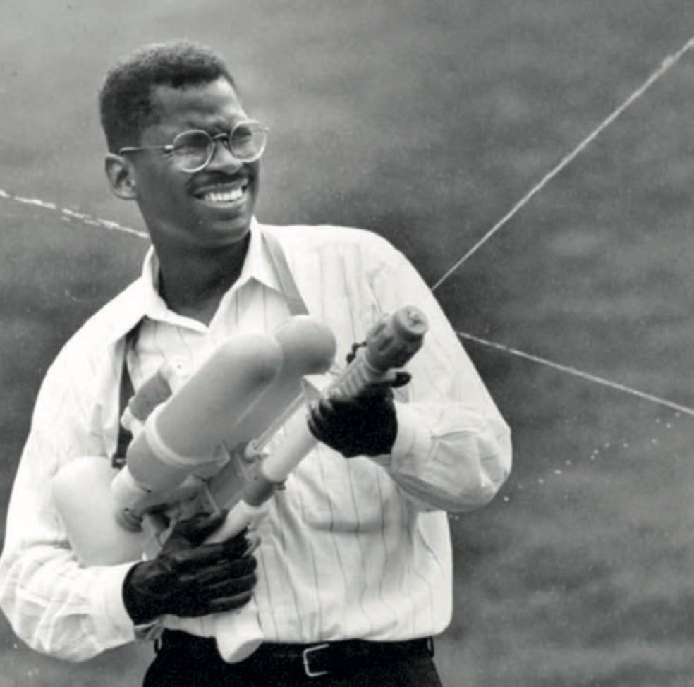 Ingeniero mecánico y nuclear, con un currículum impresionante (y más teniendo en cuenta que eran los tiempos de la segregación racial), Lonnie Johnson trabajó para la NASA y el ejército americano, pero fue su ingenio como inventor en sus ratos libres lo que le dio fama y fortuna. En 1982 inventó las pistolas de agua. Luego creó varios otros dispositivos (rizadores de pelo, pañales con detector de humedad...), pero ninguno con el mismo éxito comercial.