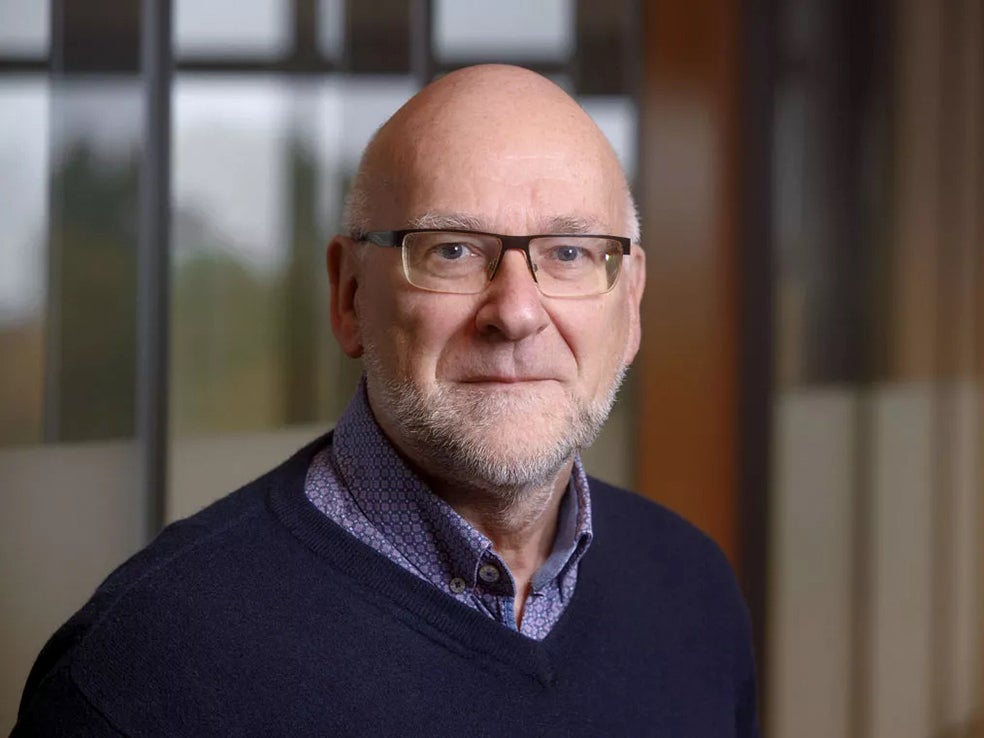 El profesor de Psicología Clínica en la Universidad Tilburg Ad Vingerhoets se ha especializado en estrés y emociones. Es autor de investigaciones sobre la frustración, la nostalgia o las consecuencias sociales y psicológicas de no llorar.