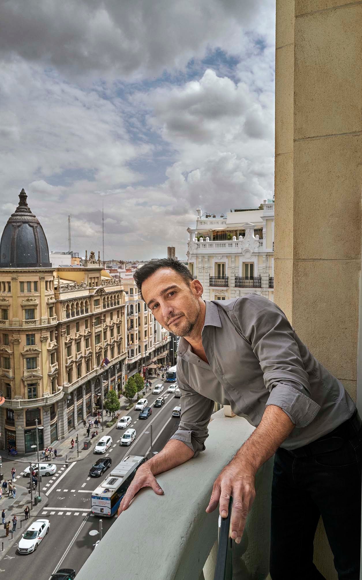 Alejandro Amenábar posa para XLSemanal en el hotel Montera Madrid, Curio Collection by Hilton.