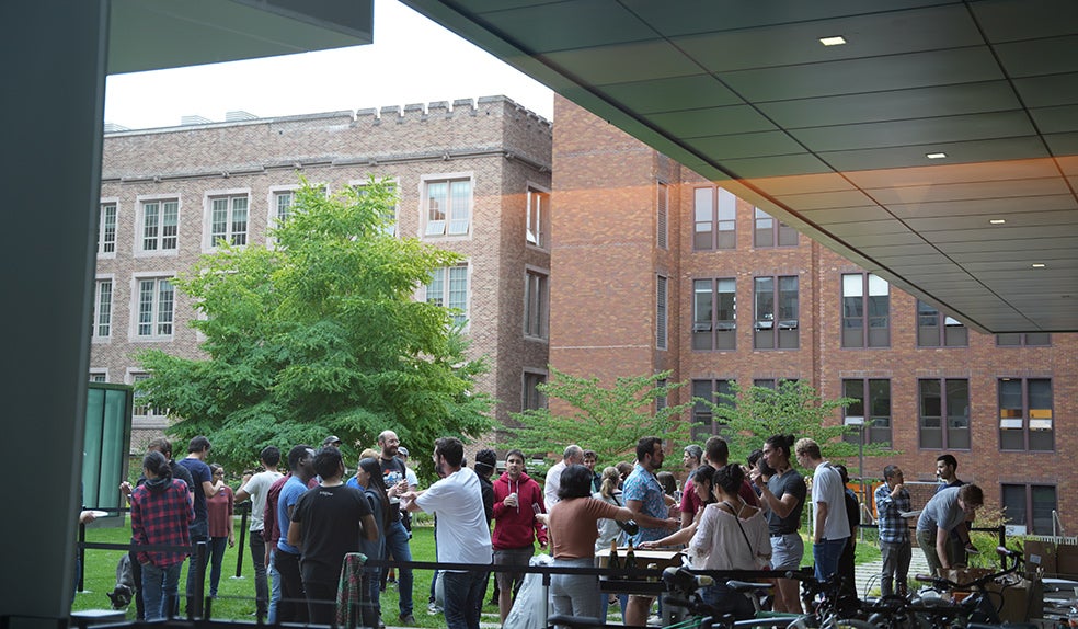 David Baker organiza todos los martes y viernes una happy hour por las tardes, encuentros con bebida y comida, que se celebran en el propio laboratorio o, si el tiempo lo permite, en el jardín trasero del edificio de Ingeniería Molecular, donde su laboratorio ocupa una planta entera.