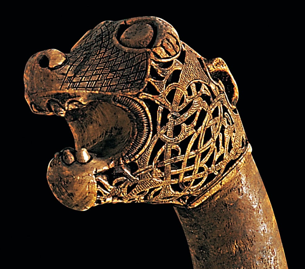 Imagen - ¿Sus barcos eran invencibles? Sus astilleros fabricaban dos tipos de navíos: el knoerr, de unos 17 metros de eslora y vela cuadrada, era un barco mercante capaz de cargar cien toneladas; y el temido langskip de guerra, conocido en las crónicas como drakkar, por la cabeza de dragón que adornaba la proa. Esa pieza era de quita y pon. Lo llevaban para asustar a los lugareños cuando se disponían a atacar y prescindían de él cuando llegaban a un puerto en el que pretendían comerciar en son de paz. La propulsión combinaba remos y vela. Eran muy manejables, pero naufragaban con cierta facilidad y se demostraron muy inferiores a las naves andalusíes.