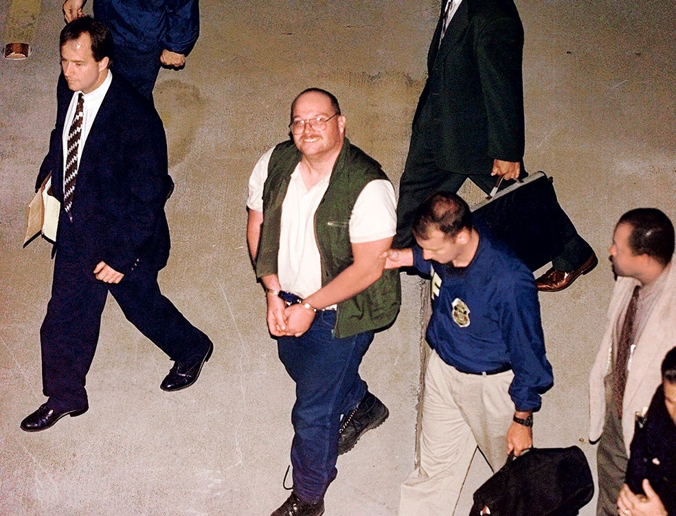 Buford Furrow atacó una guardería judía en 1999 (5 heridos) y mató a un cartero. Supremacista ario. Tenía antecedentes psiquiátricos. Se declaró culpable de todos los cargos, pero no mostró signos de pesar por sus crímenes. Cadena perpetua.