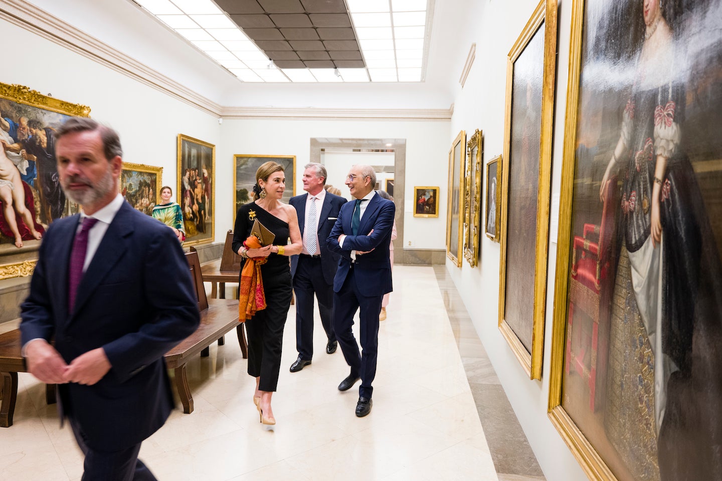 Para acceder al salón de actos, los invitados recorrieron las espectaculares galerías de la Real Academia de Bellas de San Fernando con obras Goya, Zurbarán y Arcimboldo, entre otros.