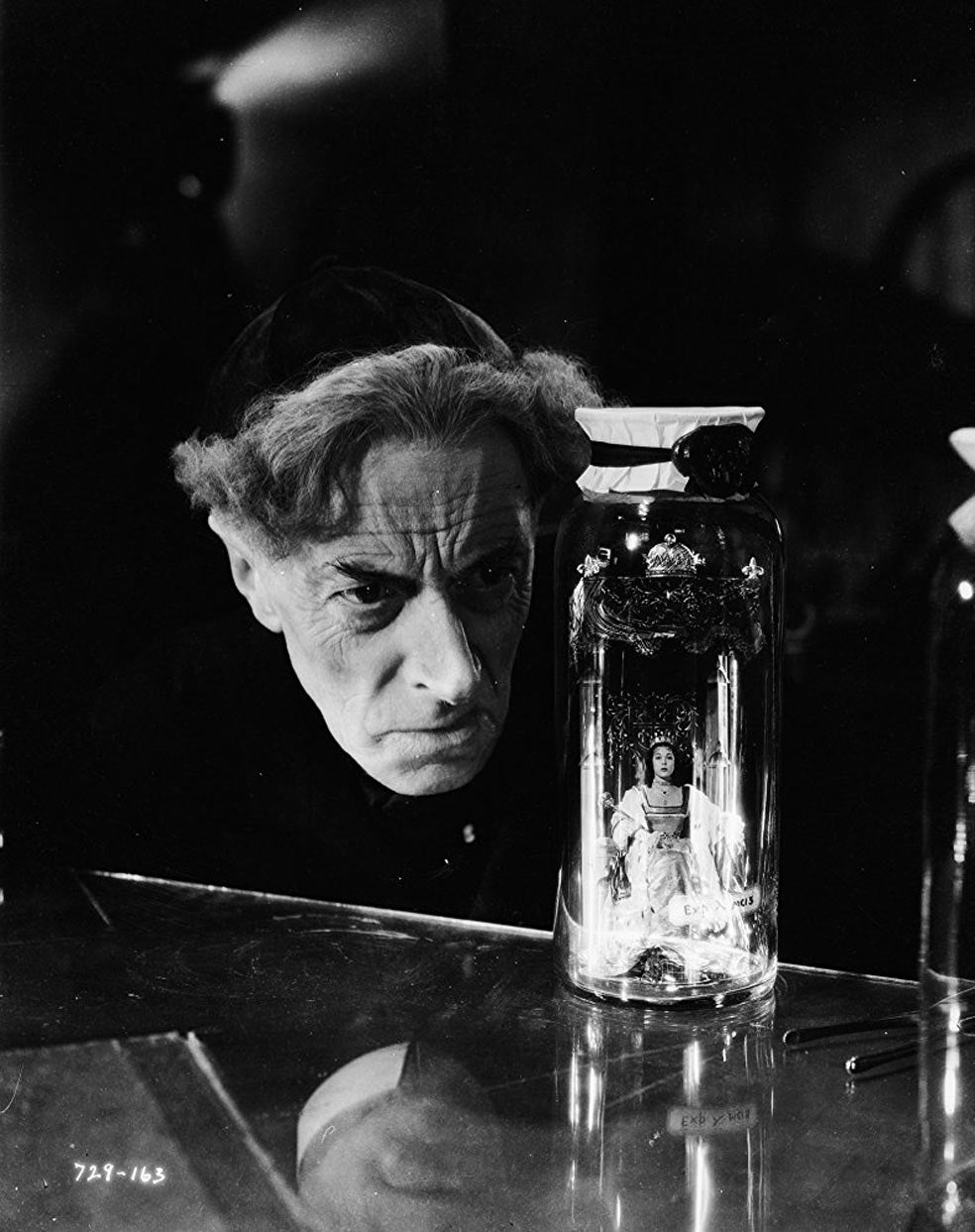Ernest Thesiger interpreta al malvado doctor Pretorius, maestro de Frankenstein. Colecciona homúnculos encerrados en tarros de cristal. Aquí, con una de sus prisioneras.