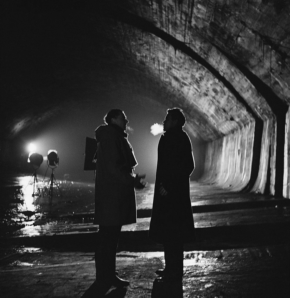 Carol Reed no consintió que Orson Welles se entrometiera en la dirección de la película. Pero el actor si coló algunas de sus ideas. En la foto, ambos conversan durante el rodaje.