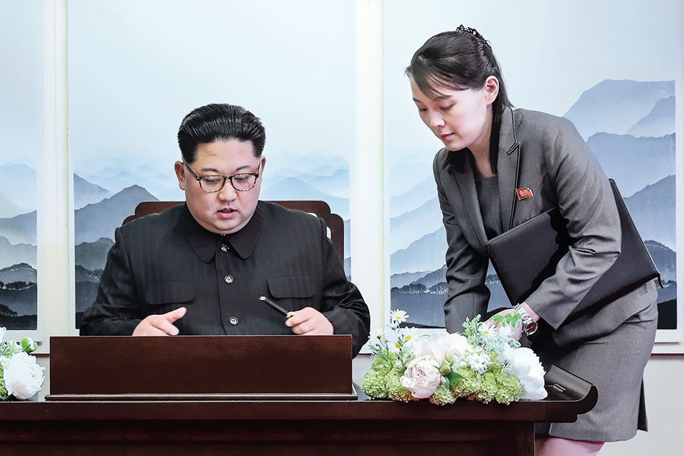 Kim Yo-jong es la única persona del entorno de Kim Jong-un que goza de total confianza y puede acercarse sin ser convocada. De su vida privada no se sabe nada, pero se cree que está casada y tiene dos hijos.