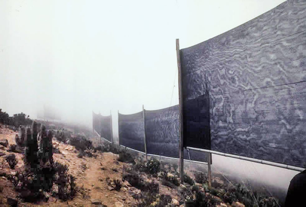 En la región marroquí de Sidi Ifni se usan cosechadoras de nieblas: unas vallas con un tejido de rejilla a modo de grandes telarañas colocadas con el propósito de atrapar las partículas de vapor de agua y canalizarla hacia una red de tuberías mediante un bombeo accionado por energía solar.
