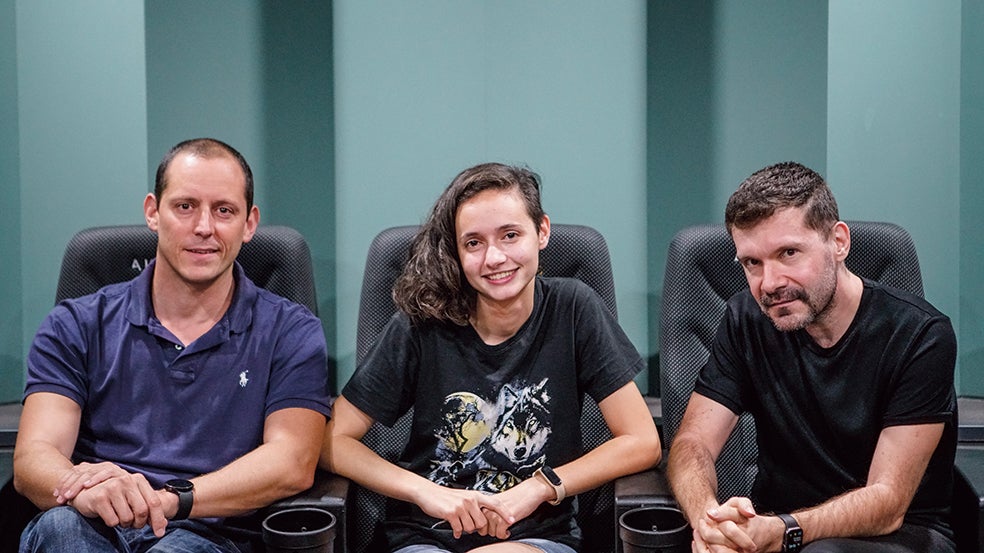 Con Olmo Figueredo (izda.) y José Ortuño, directores de la docuserie 548 días: captada por una secta. «Ellos mostraron interés por mi historia desde el principio —explica Patricia—. Recibí muchas propuestas, pero fueron quienes más confianza me transmitieron. Ha sido una experiencia tan enriquecedora que al acabar me uní a un grupo de teatro».