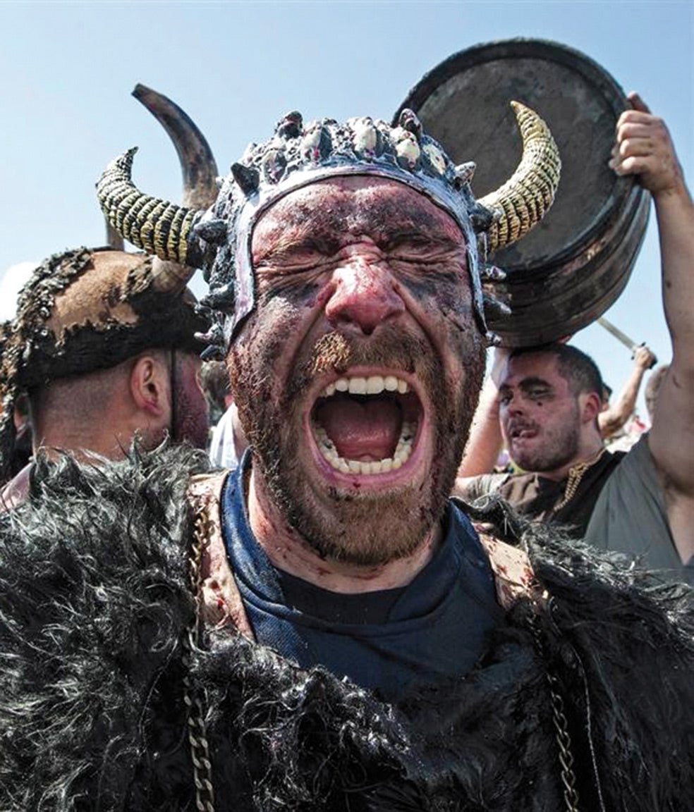 Imagen - ¿Luchaban drogados? Unos pocos guerreros entraban en combate en estado de trance, posiblemente por la ingestión de alguna droga o quizá autoinducido. Ululaban y echaban espumarajos por la boca. Eran los berserker, formaban una extraña hermandad y actuaban como una fuerza de choque con un poder intimidador superlativo. Hasta sus propios compañeros los temían, pues no distinguían entre amigo y enemigo. Pero en tiempos de paz no se adaptaban a vivir en sociedad, y la población vikinga les hacía el vacío.