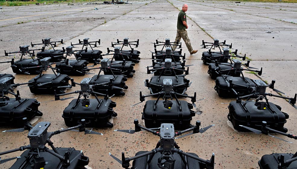 Dentro del cambio de paradigma que la irrupción de los drones suponen, las fuerzas militares trabajan también ya en el desarrollo de drones submarinos, controlados por inteligencia artificial o lanzados desde portaaviones especiales.