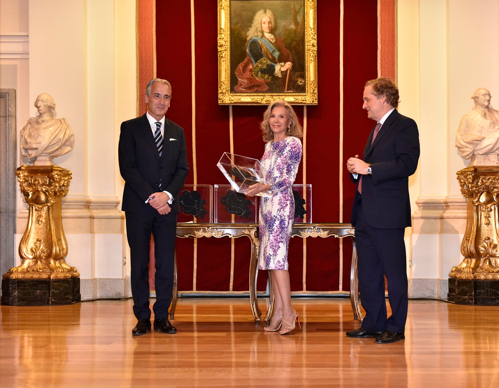 Emilio Herrera, presidente de KIA Iberia, e Ignacio Ybarra, presidente de Vocento, entregaron el premio a Alicia Koplowitz.