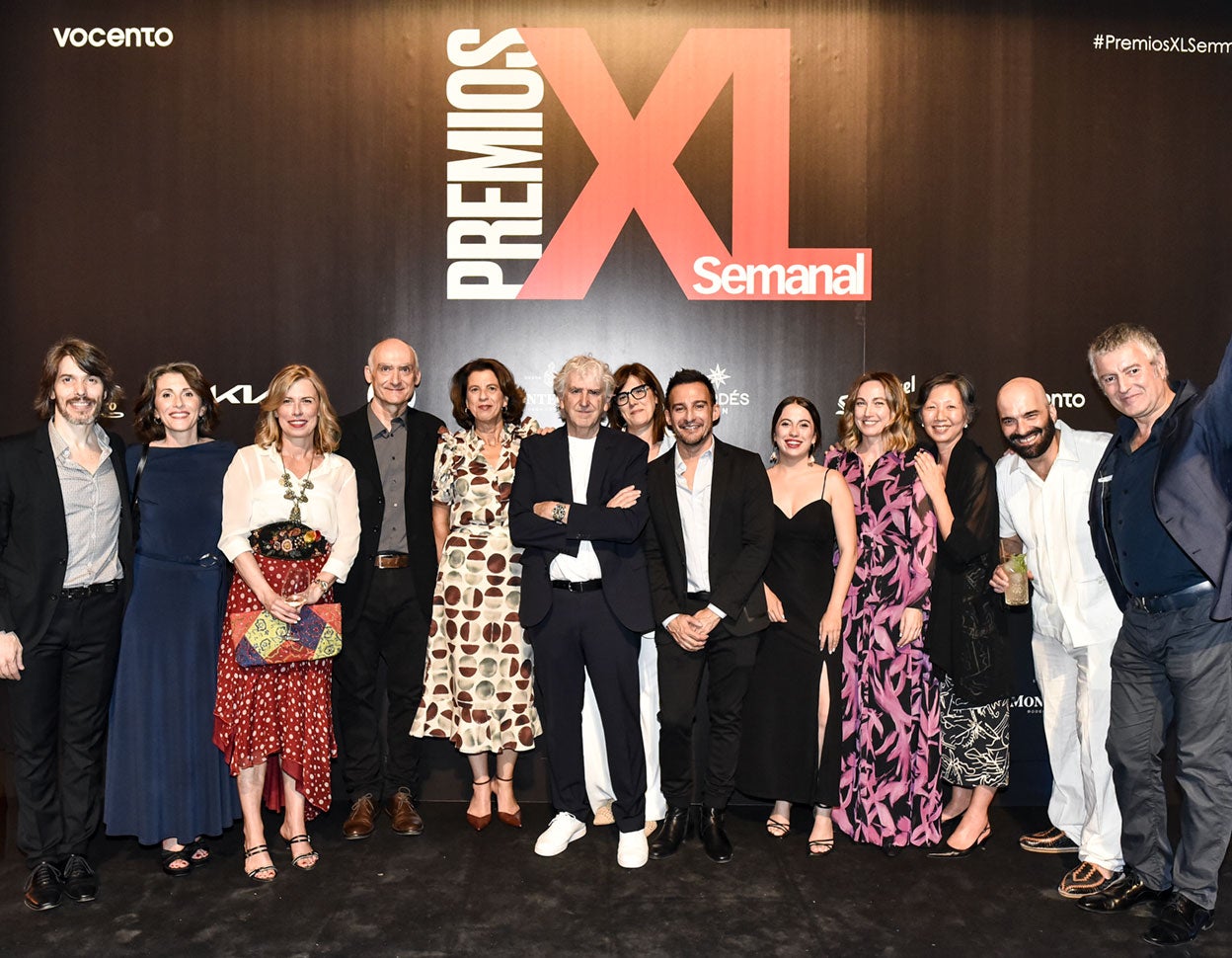 El equipo de XLSemanal con los premiados y la presentadora.