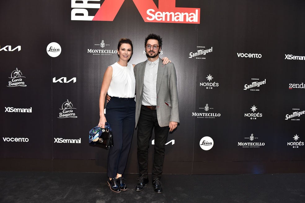 El escritor Antonio Lucas, con su pareja, la periodista y también escritora, Lara Siscar.