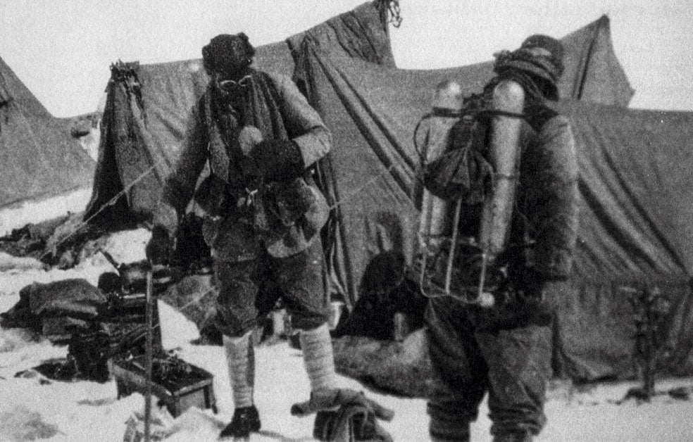 Esta es la última imagen conocida de George Mallory y Andrew Irvine. Antes de salir hacia la cima del Everest, Mallory escribió que iba «en pos de la victoria o la derrota final».