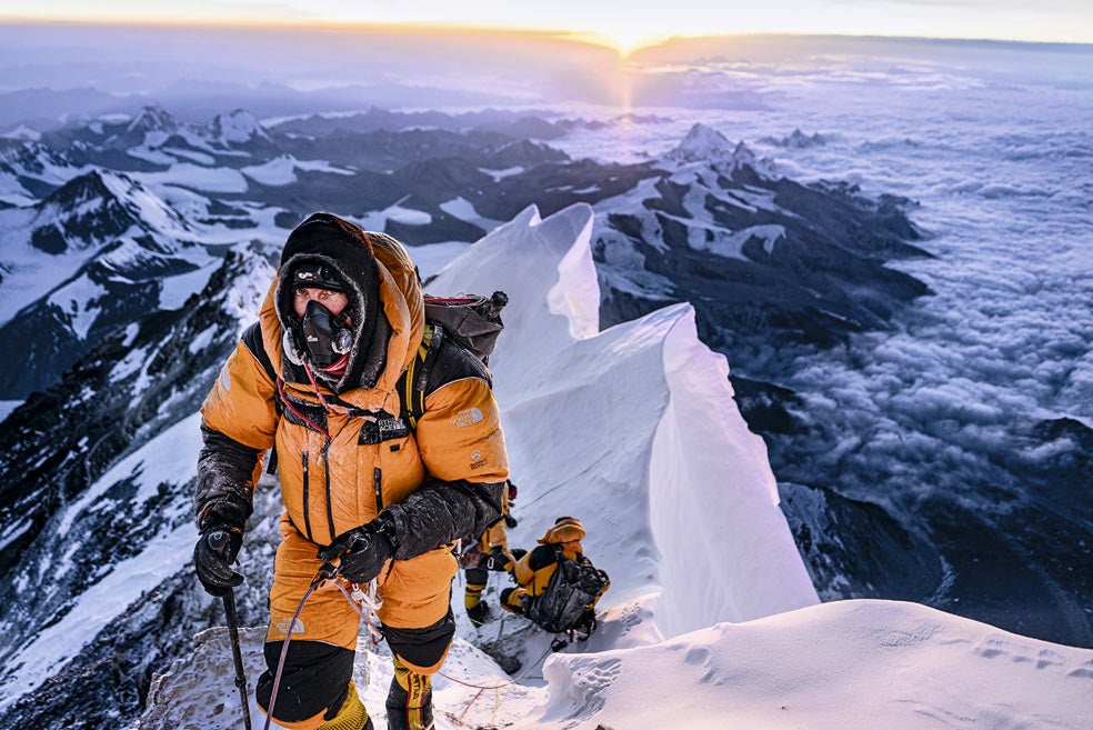 El alpinista Mark Synnott ascendiendo al Everest por una ruta peligrosísima en busca del cadáver de Andrew Irvine, desaparecido allí junto con George Mallory en 1924. Synnott ha encabezado la búsqueda de Irvine durante años, que ahora parece haber resuelto un equipo de National Geographic. Aunque aún falta por encontrar la cámara...