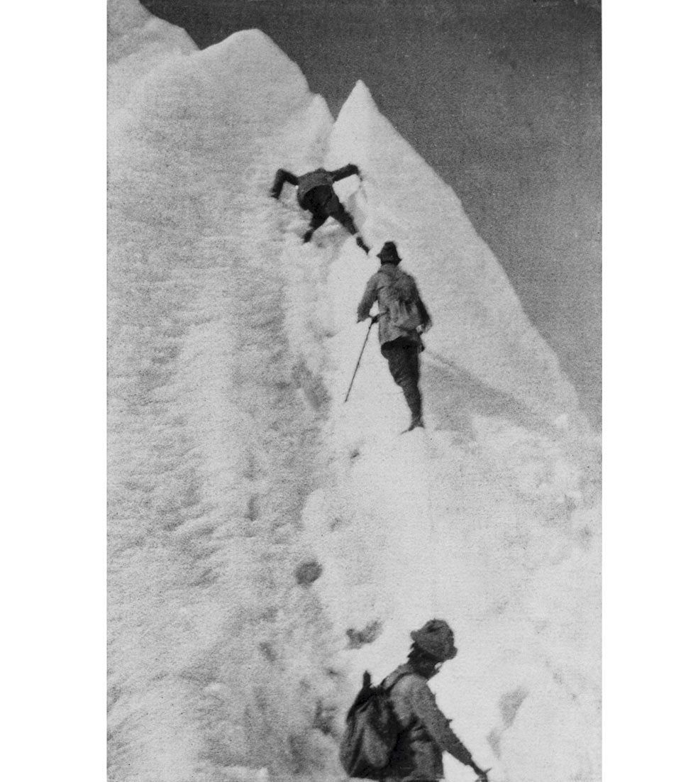Mallory, el primero en el ascenso, escalando el Everest en 1921 con los escasos medios a su disposición.