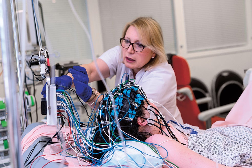 El cerebro de enfermos en coma con monitorización encefalográfica mostró actividad neuronal de ondas gamma y un aumento de la actividad eléctrica tras haber fallecido. Los médicos son prudentes porque la investigación se realizó con pocos pacientes.