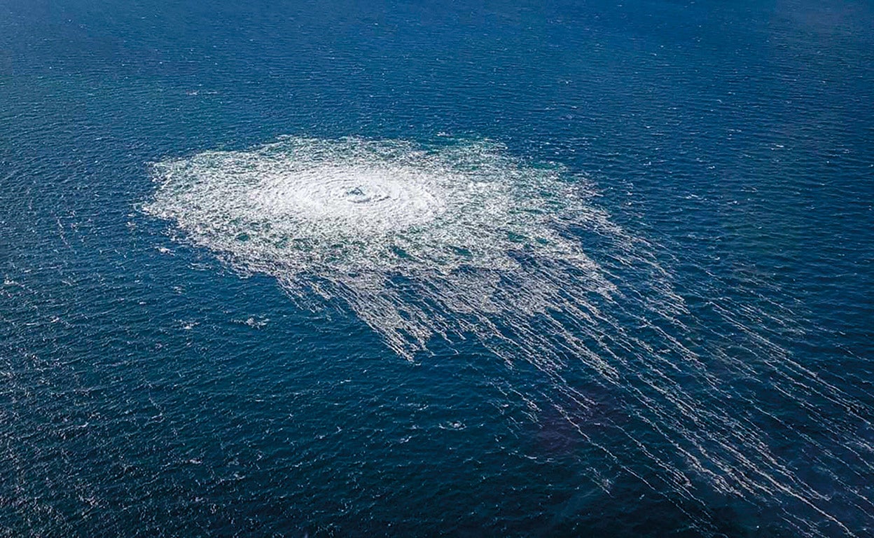 Una potente explosión dejó fuera de servicio tres de los cuatro ramales de los gasoductos Nord Stream 1 y 2 —que transportaban metano dese Siberia a Alemania— el 26 de septiembre de 2022 y provocó fugas en el mar Báltico al día siguiente. Tres barcos rusos estuvieron en la zona días antes de la explosión. Uno de ellos, el buque oceanográfico Syrbiakov, es capaz de transportar submarinos de bolsillo como el que en 2015, frente a Crimea, probó Putin (en la imagen que abre este reportaje). También hay sospechas sobre la intervención de buzos militares de Estados Unidos y comandos ucranianos.