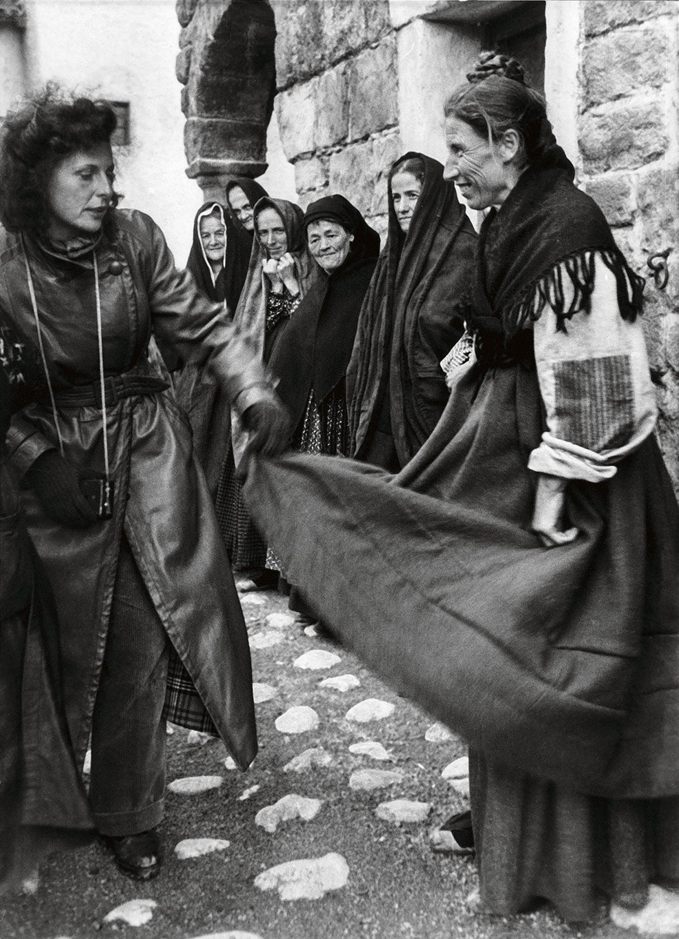 En Tiefland, Leni empleó a 51 gitanos como extras. Los trajo de un campo de prisioneros cerca de Salzburgo y tras el rodaje fueron deportados a Auschwitz.