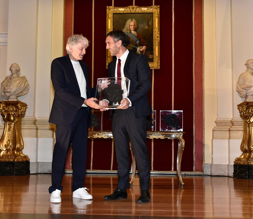 El director editorial de Vocento, Fernando Belzunce, en el momento en el que entrega el galardón a Juan Luis Arsuaga.