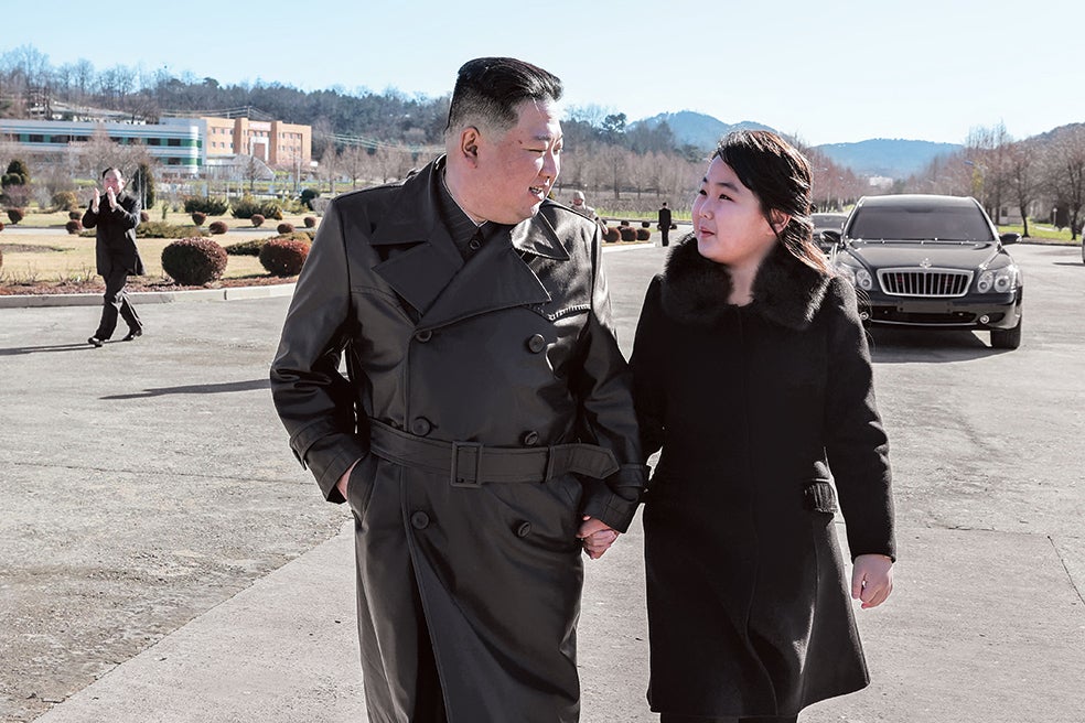 Se supone que Kim Jong-un tiene tres hijos, pero solo se ha dejado ver en público con uno, Ju-ae, una niña de unos 10 años, con la que apareció el año pasado en un acto militar. Sería la 'elegida', pero es todavía muy joven para asumir el poder si a él le pasase algo.