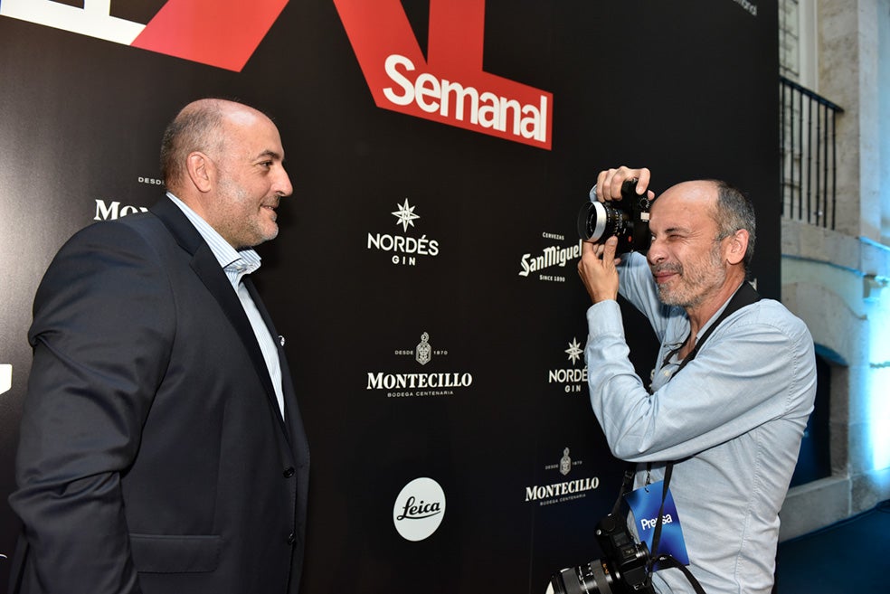 Javier Liedo, director general de Leica Camera Iberia, fotografiado con una de las cámaras de la legendaria marca alemana.