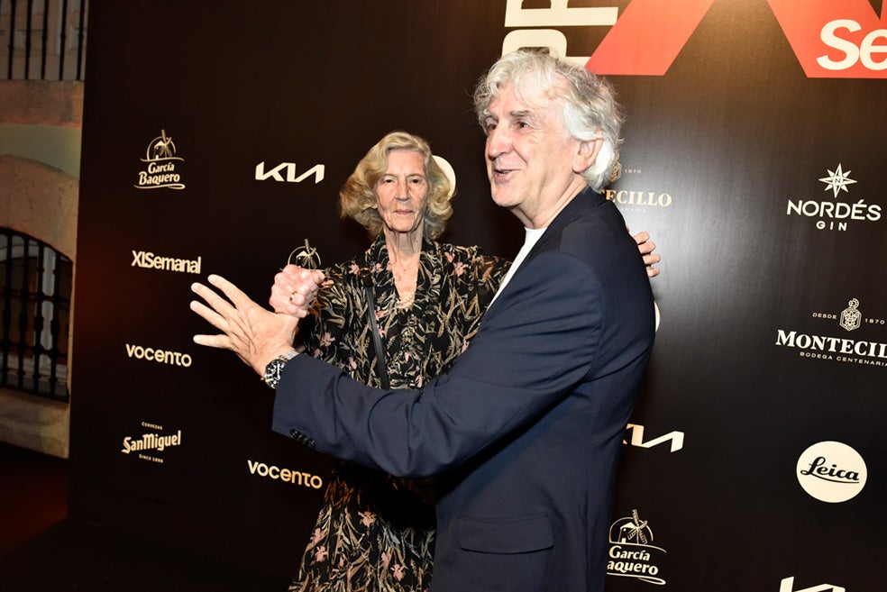 Juan Luis Arsuaga, galardonado con el premio XLSemanal en la categoría Ciencia e Innovación, baila con su madre, Pilar, que lo acompañó en la ceremonia.