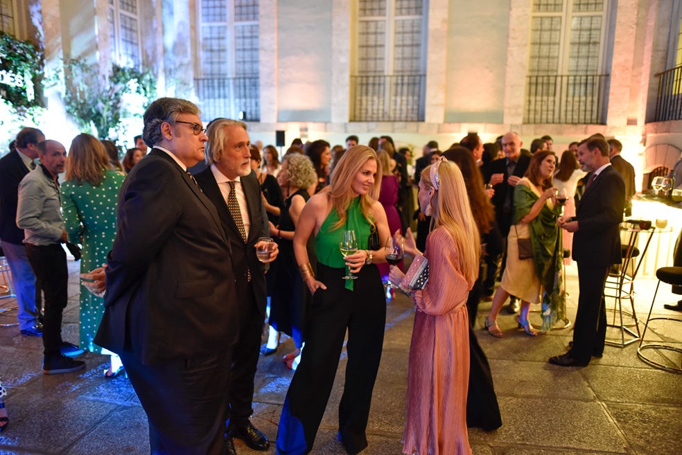 Juan Manuel de Prada, junto a Genoveva Casanova, que conversa con la periodista María Carcaba, esposa del escritor, durante el cóctel que se sirvió tras la entrega de los premios.