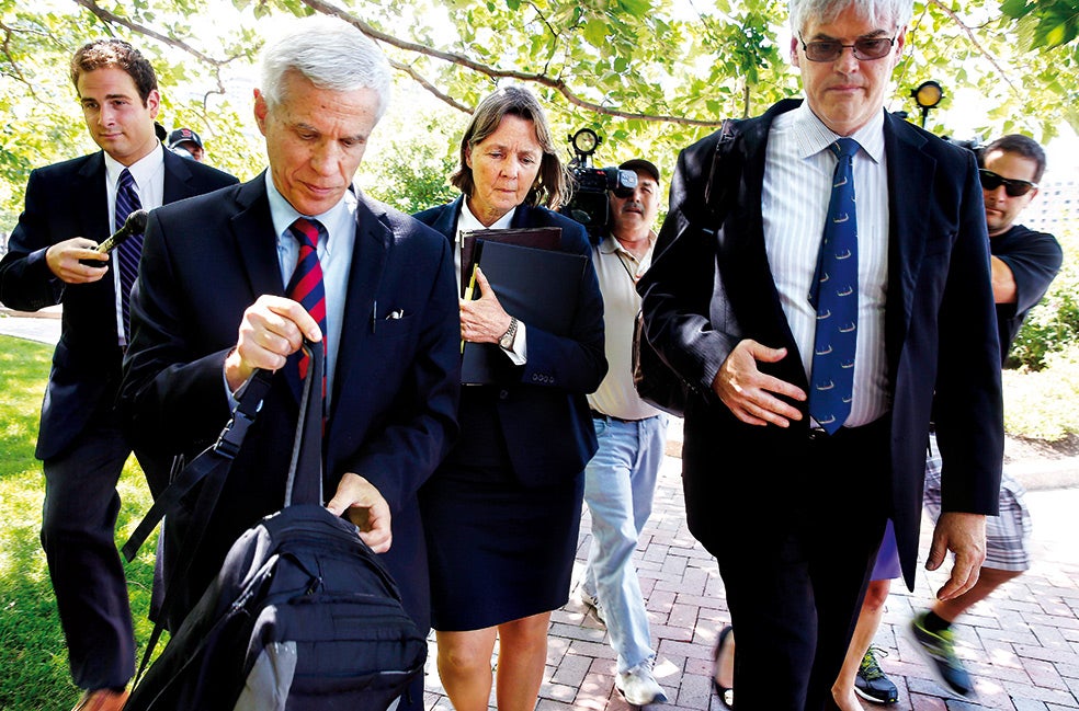 Clarke trabaja sesenta horas a la semana y sus empleados deben hacer lo mismo. Para sus clientes –dice– no busca el perdón, sino la comprensión.