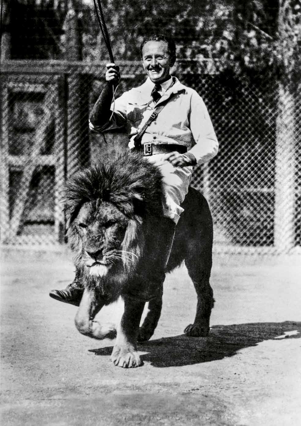 La Gay's Lion Farm fue fundada por los artistas de circo Charles y Muriel Gay en El Monte (California) en 1925. Unos 200 grandes felinos acabaron viviendo allí al cuidado de la pareja, que los criaba y entrenaba para la industria del cine.
