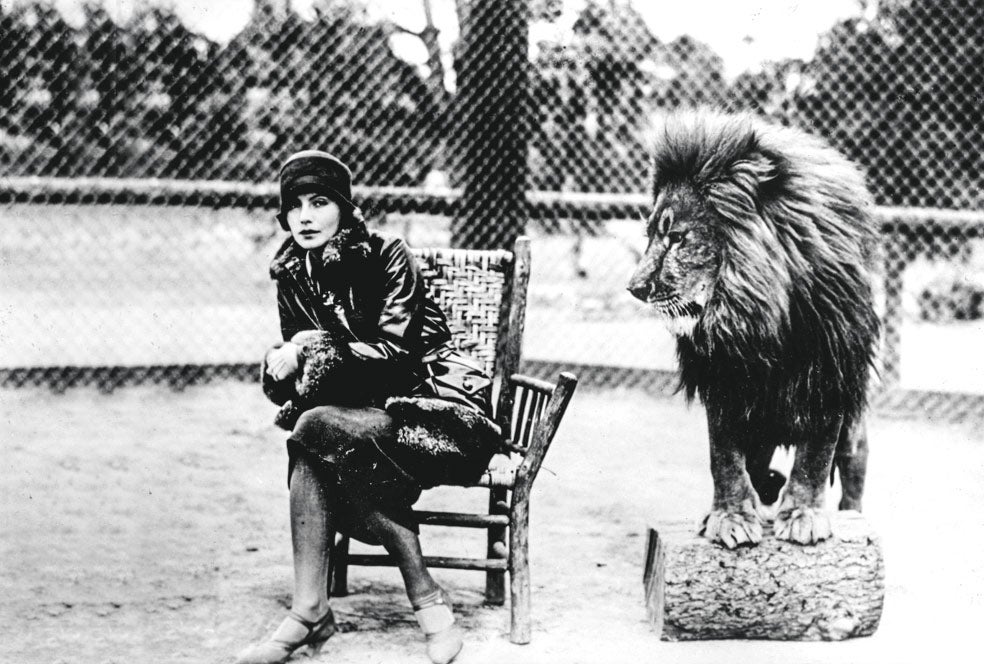 No fue nada fácil para Greta Garbo el sonreír a la cámara. Casi ni lo consiguió. Estaba aterrorizada.