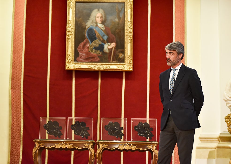 Luis Enríquez, consejero delegado de Vocento, junto a las esculturas de Blanca Muñoz que se entregaron a los premiados.