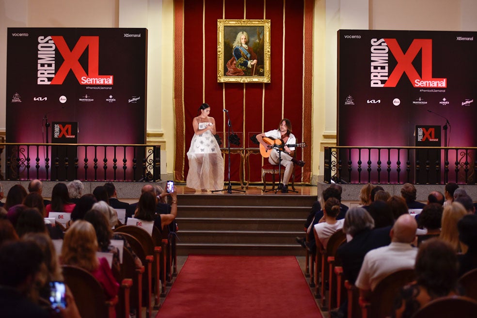 La cantaora María José Llergo durante su actuación en la ceremonia de entrega de los galardones, acompañada por el guitarrista Paco Soto Ivars.