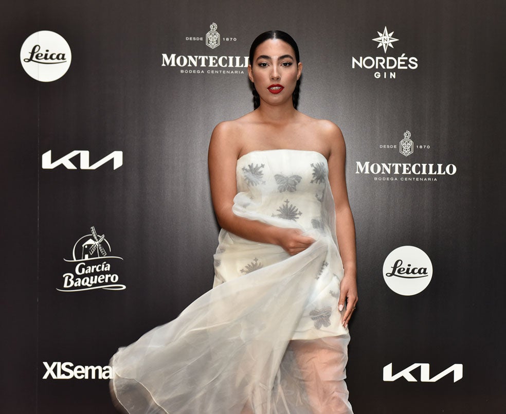 La cantante María José Llergo, reciente premio Goya a la Mejor Canción Original, fue la encargada de amenizar la velada con su conmovedora voz.