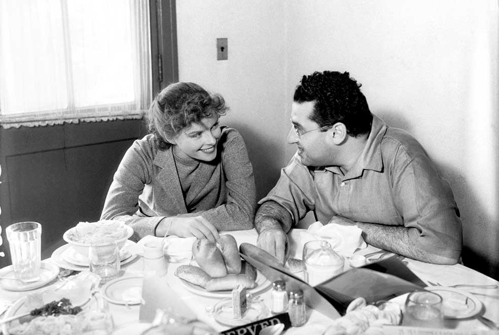 George Cukor fue uno de los mejores amigos de Hepburn. En casa del director, bisexual, se reunían las estrellas «no convencionales». Eran sonadas las fiestas gays en la piscina de su casa.