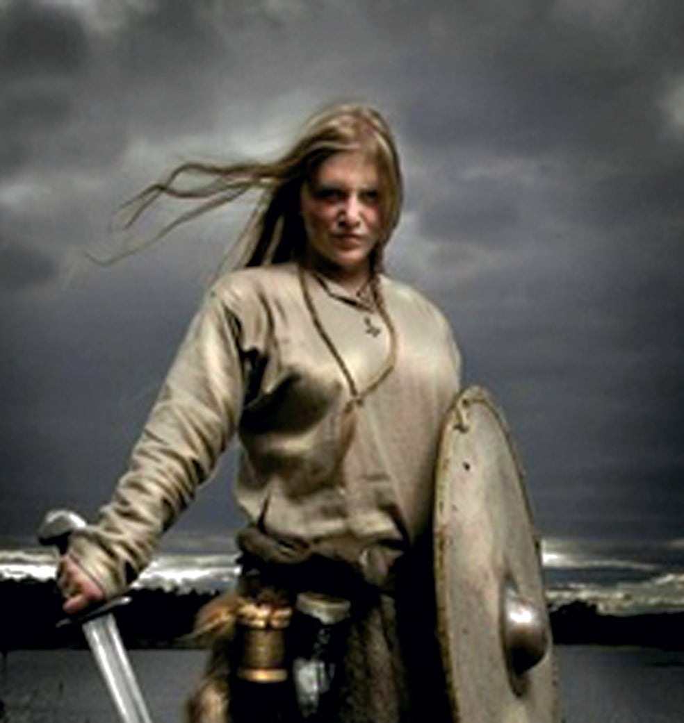 Imagen - ¿Era una sociedad machista? Con unos tipos tan duros en casa, sería lógico pensar que las mujeres vikingas serían sumisas, pero no. Acostumbradas a pasar largas temporadas a cargo de la granja mientras sus hombres estaban lejos, no estaba mal visto que tuviesen amantes. Y podían divorciarse si alegaban que su cónyuge era homosexual o impotente. En ocasiones también acompañaban a las expediciones y en algunos casos incluso guerreaban.