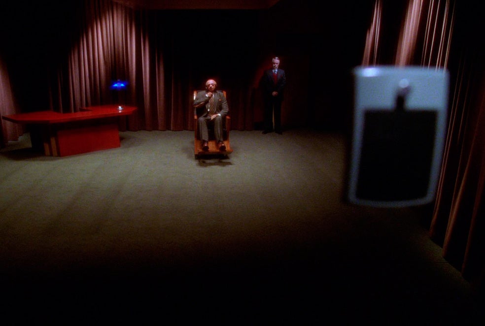 Lynch pretende recrear en este filme los mecanismos defensivos del sueño frente a la conciencia de culpa. Para ello, echa mano de la parafernalia freudiana, con sarcasmo muy propio del posmoderno que se ríe hasta de su madre, creando una obra de textura surreal.