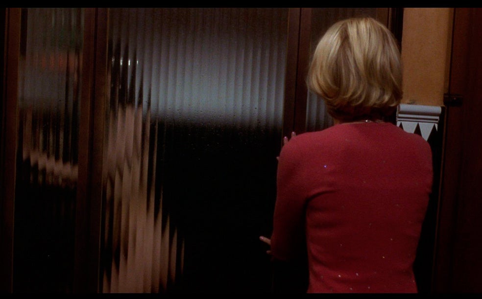 Naomi Watts (aquí de espaldas) y Laura Elena Herring (tras el cristal) protagonizan el que tal vez sea el más sincero testamento artístico de David Lynch.