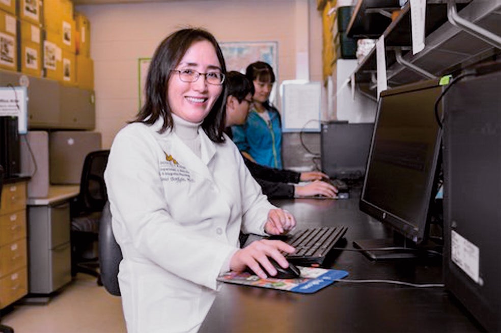 La neuróloga Jimo Borjigin estudia las ondas gamma, relacionadas con la recuperación de recuerdos y que podrían intervenir en el repaso vital que relatan quienes 'han visto' la muerte.