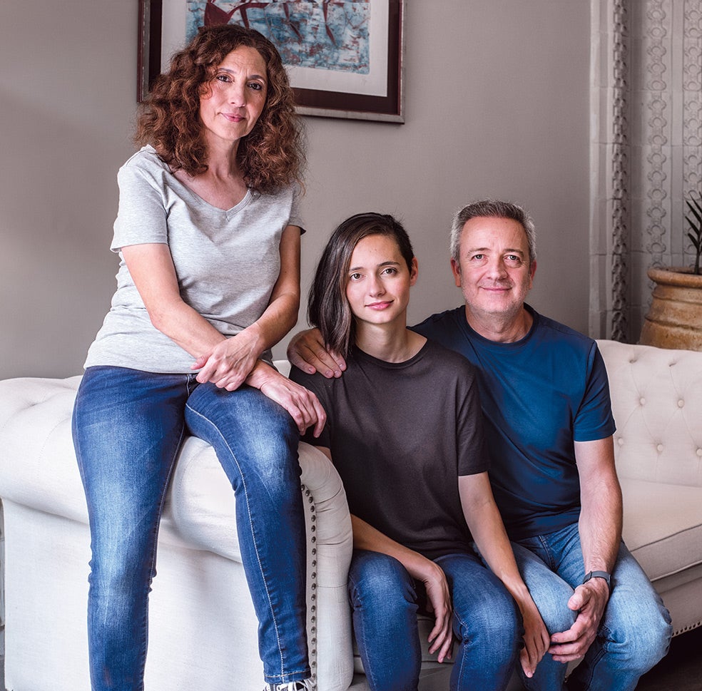 Con sus padres en la actualidad. Juntos luchan para que se apruebe una ley contra las sectas. En la imagen que abre este reportaje, Patricia el día en que fue rescatada por la Policía en un poblado de la selva peruana poco después de dar a luz. Al verse hoy en el vídeo de su liberación, dice: «Me miro y pienso: 'En ese cuerpo no hay nadie'. No tengo expresión ni emoción; nada. Era un recipiente vacío. Solo pensaba en conseguir comida cada día».